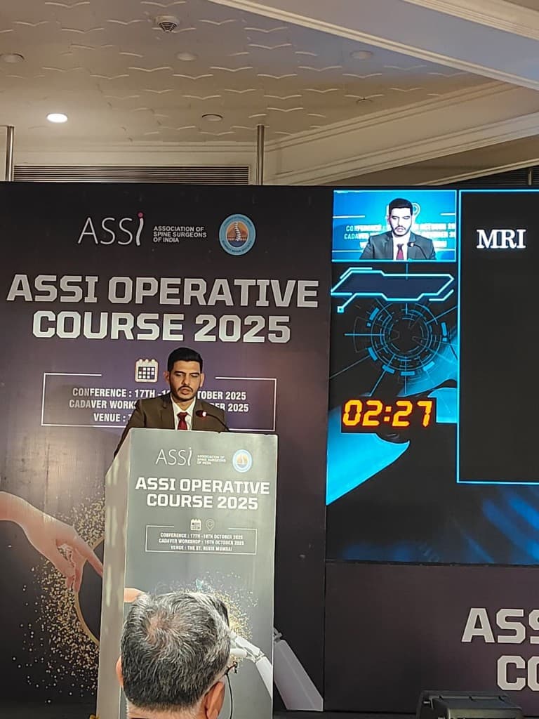 Dr Nikhil Oza speaking at the podium of the ASSI Operative Course 2025 in Mumbai